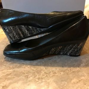 AEROSOLES BLACK HEELS W ANIMAL PATTERN WEDGE -SZ 9